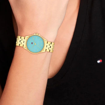 Γυναικείο ρολόι Tommy Hilfiger Jade 1782776 με χρυσό ατσάλινο μπρασελέ και γαλάζιο καντράν 30mm, φορεμένο.